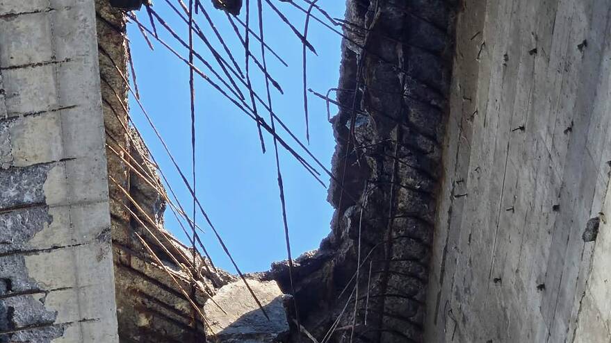 Un trou dans le tablier d'un pont.