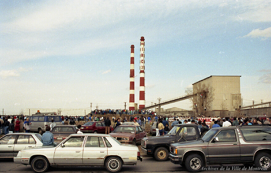 Carrière Miron : foule venue assister au dynamitage des cheminées. – 17 avril 1988. MTL110-01-1-D003-(17-04-88)-03. Archives de la Ville de Montréal.