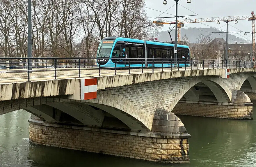 PHOTO PHILIPPE TEISCEIRA-LESSARD, COLLABORATION SPÉCIALE — Le tramway traverse le pont Canot, qui faisait l’objet d’une recommandation de démolition au début du projet. Sa réfection a permis d’économiser des millions d’euros.