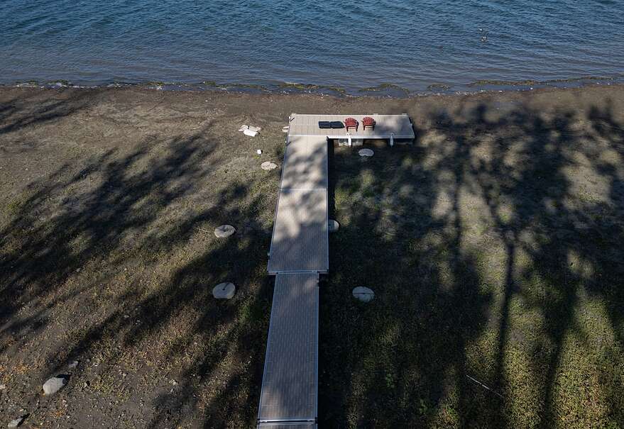 Cet été, la sécheresse s’est fait sentir au Québec, affectant fortement le niveau de plusieurs cours d’eau, comme ici à Boucherville, sur la Rive-Sud de Montréal, où l’eau ne se rendait même plus jusqu’au quai.