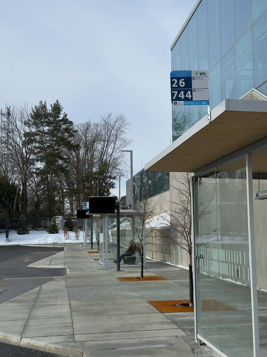 REM Ste-Dorothée 2025-12-18 quais bus 2