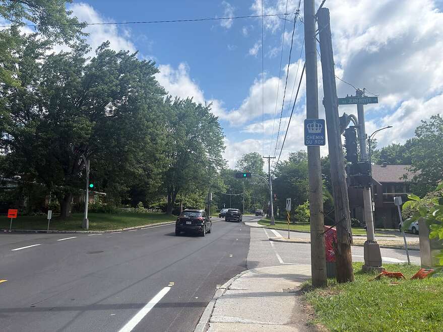Pendant près de 800 mètres, l’étroite bande cyclable du chemin Saint-Louis, après le pont de Québec en direction de la rue Maguire, disparaît complètement.
