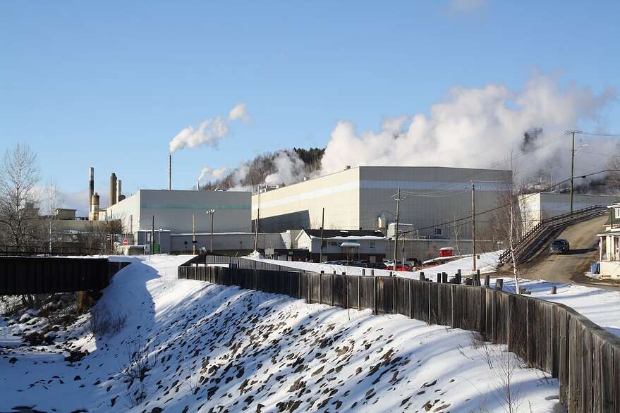 L'usine de pâtes et papiers Domtar de Clermont est l'employeur le plus important de la municipalité.