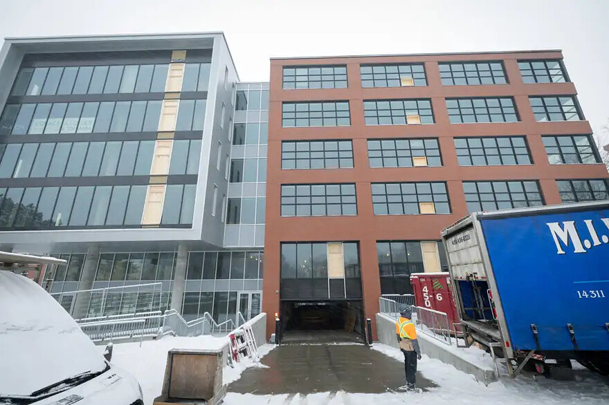 PHOTO MARCO CAMPANOZZI, LA PRESSE — En 2019, le promoteur bâtissait un immeuble de bureaux à Pointe-Saint-Charles, aux abords du canal de Lachine, pour y accueillir les employés d’Airbnb et ceux de sa division Luxury Retreats. L’entreprise n’a finalement jamais occupé les lieux.