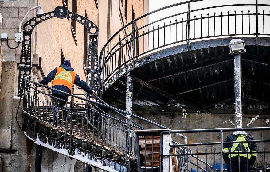 Deux employés municipaux se sont rendus lundi à l'escalier du Faubourg pour constater l'état des lieux, après la publication d'une vidéo dénonçant la dégradation de l'infrastructure.