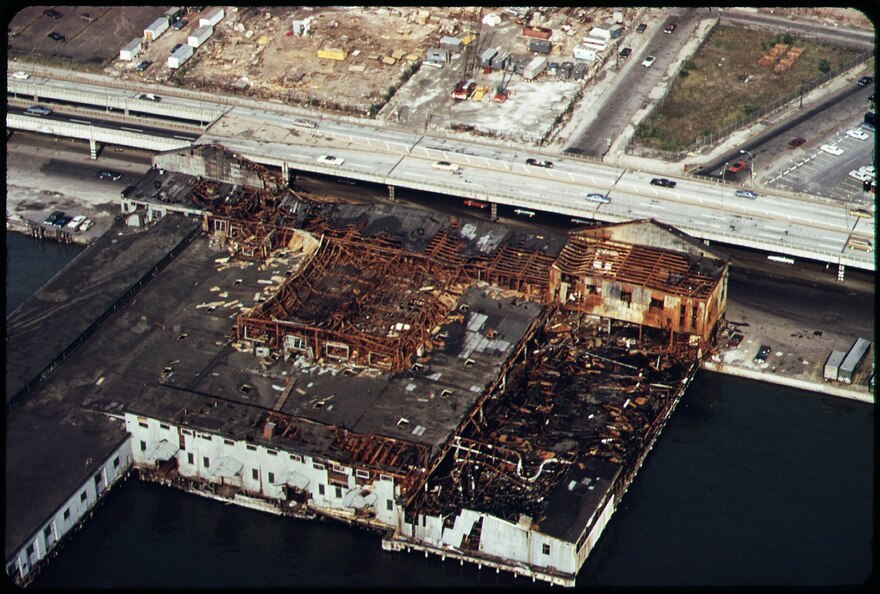DISUSE_AND_AGE_ROT_OLD_WAREHOUSES_AND_SHIP_TERMINALS_ON_THE_HUDSON_RIVER._ALONGSIDE_IS_THE_WEST_SIDE_HIGHWAY,_A_MAJOR_MANHATTAN_TRAFFIC_ARTERY
