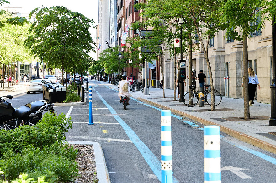 Rue Saint-Antoine devant le Centre de commerce mondial