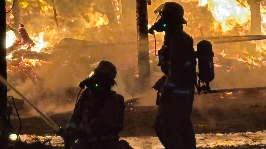 Des services incendie de villes avoisinantes sont venus en renfort pour maîtriser le feu. —Photo : Sylvain Gauthier