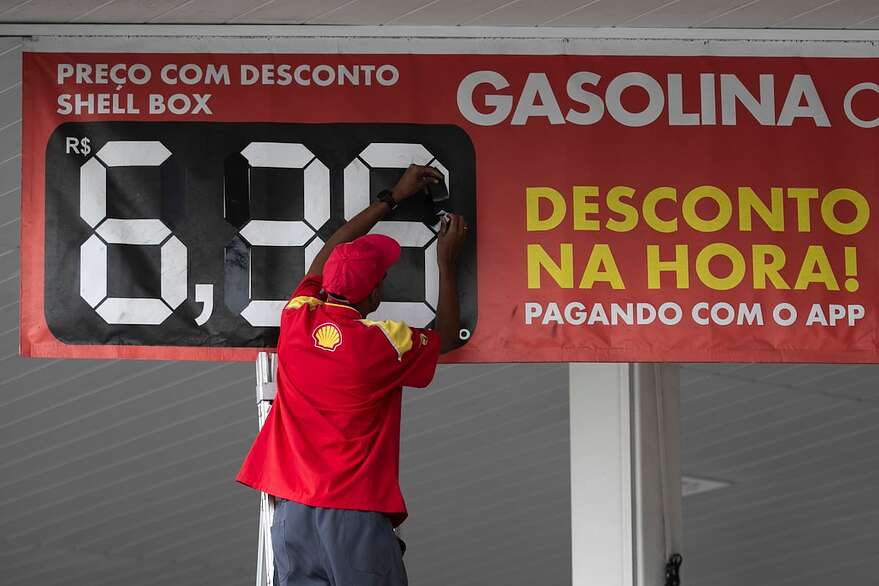 Un employé met à jour le prix de l'essence dans une station-service de Rio de Janeiro, jeudi dernier.