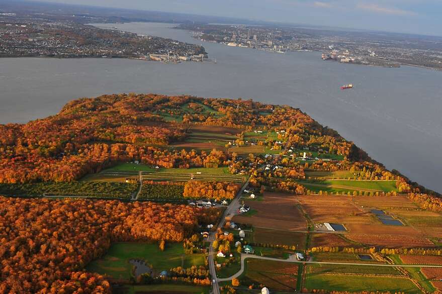 L'Île d'Orléans éclairée par des rayons de soleil.