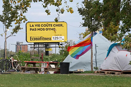 Affiche publicitaire d’Econofitness près du campement Notre-Dame, à Montréal – PHOTO ROBERT SKINNER, LA PRESSE