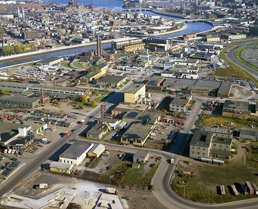 Jadis, en 1971, la Pointe-aux-Lièvres était un secteur dominé par les industries et les concessions automobiles.