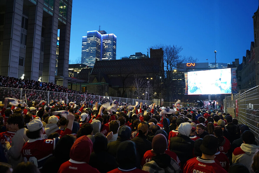 Photo: Marieke Glorieux-Stryckman Le Devoir La foule massée près du Centre Bell