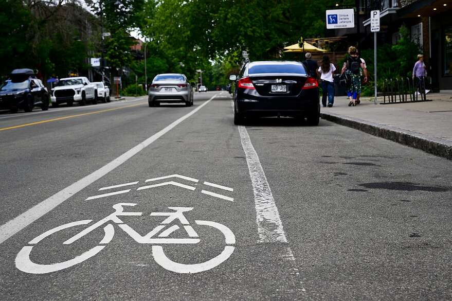Sur la 3e Avenue, plusieurs cyclistes se sentent vulnérables sur la bande cyclable, craignant qu'une portière s'ouvre devant eux.