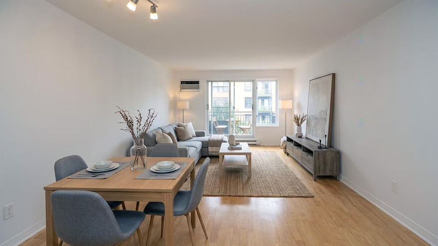 L'intelligence artificielle a permis de meubler la pièce vide du même condo à vendre à Montréal. Photo : Fournie par Alexandre Tazi