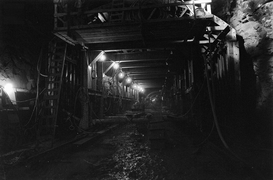 06M_P833S5D1977-0010_001