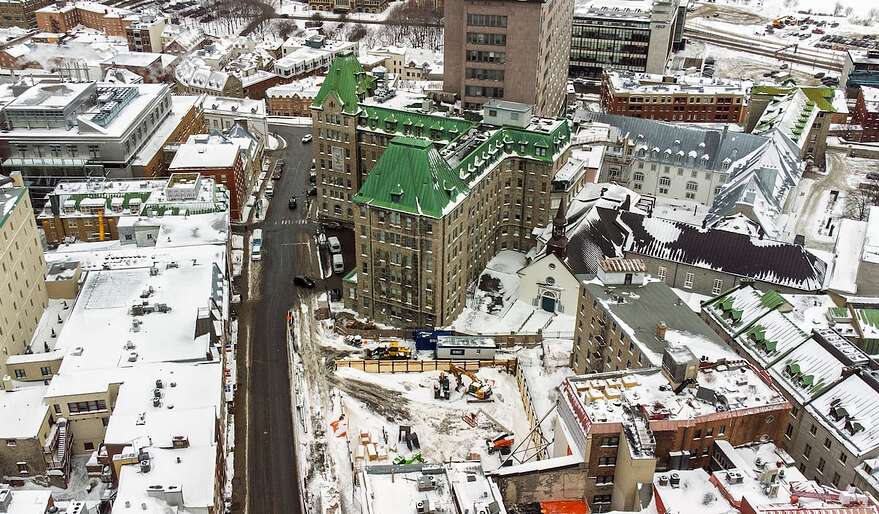 Le chantier du QG Vieux-Québec prend place entre les rues Charlevoix, de l’Hôtel-Dieu, Saint-Jean et la côte du Palais.