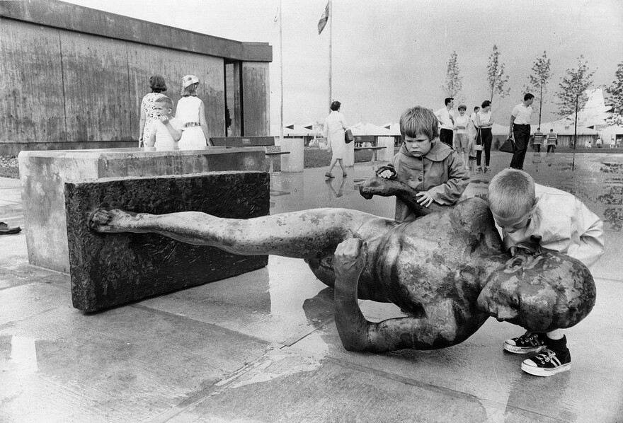 1967.07.13 monument renversé 2