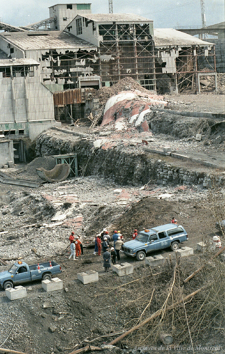 Carrière Miron : dynamitage de la deuxième cheminée. – Mai 1988. MTL110-01-1-D003-(01-05-88)-13. Archives de la Ville de Montréal.