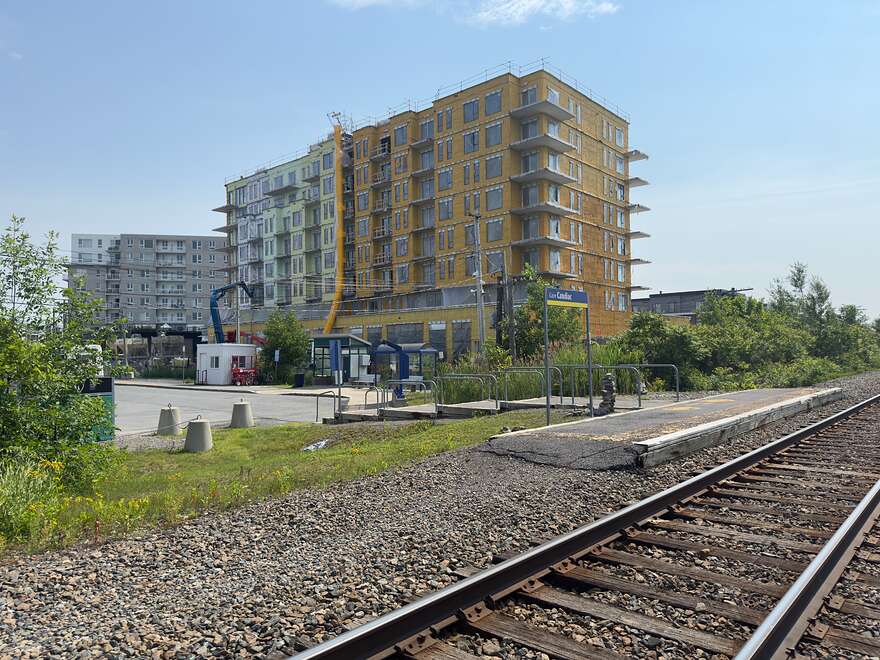 Petit quai de la gare Candiac avec la tour Danaus(?) en arrière-plan