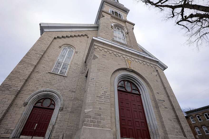 L'église de Saint-Sauveur a été achevée en 1886 selon les plans de l'architecte Joseph-Ferdinand Peachy.