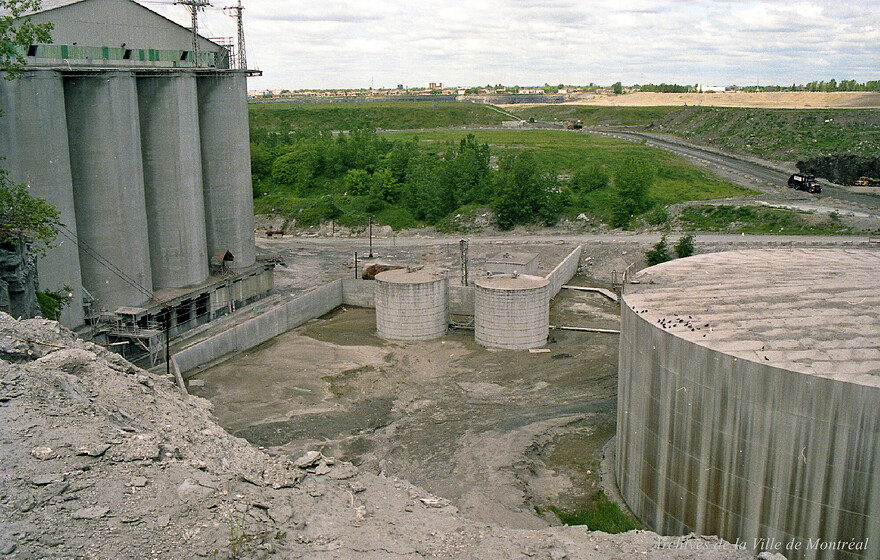 Carrière Miron. – Juin 1988. MTL110-01-1-D003-06-88-Batiments-19. Archives de la Ville de Montréal.