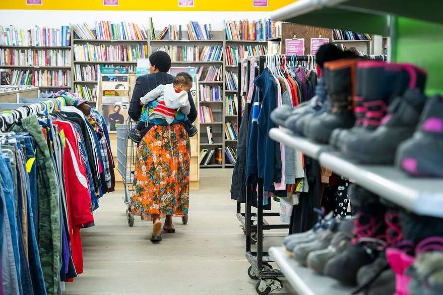 Les friperies, comme Estrie Aide, connaissent une certaine popularité depuis quelques années.