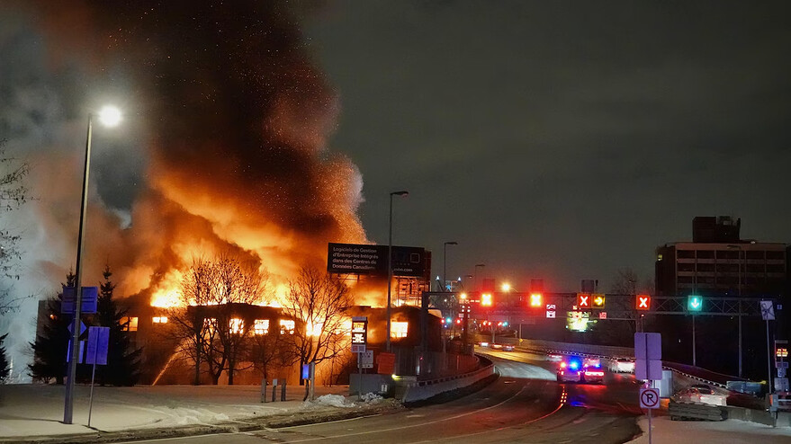 L'importante quantité de fumée qui se dégage du périmètre et le risque d'effondrement du bâtiment ont motivé cette fermeture — Photo : Radio-Canada / Simon-Marc Charron