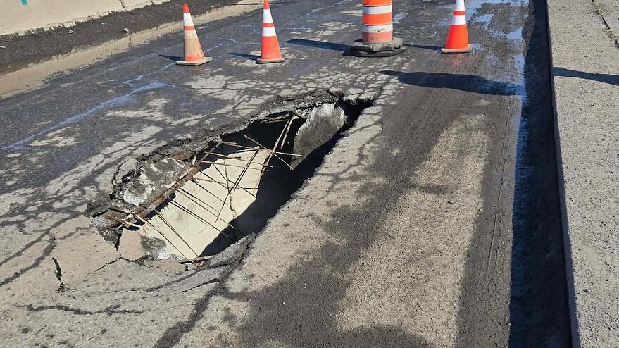 Un trou dans une chaussée.