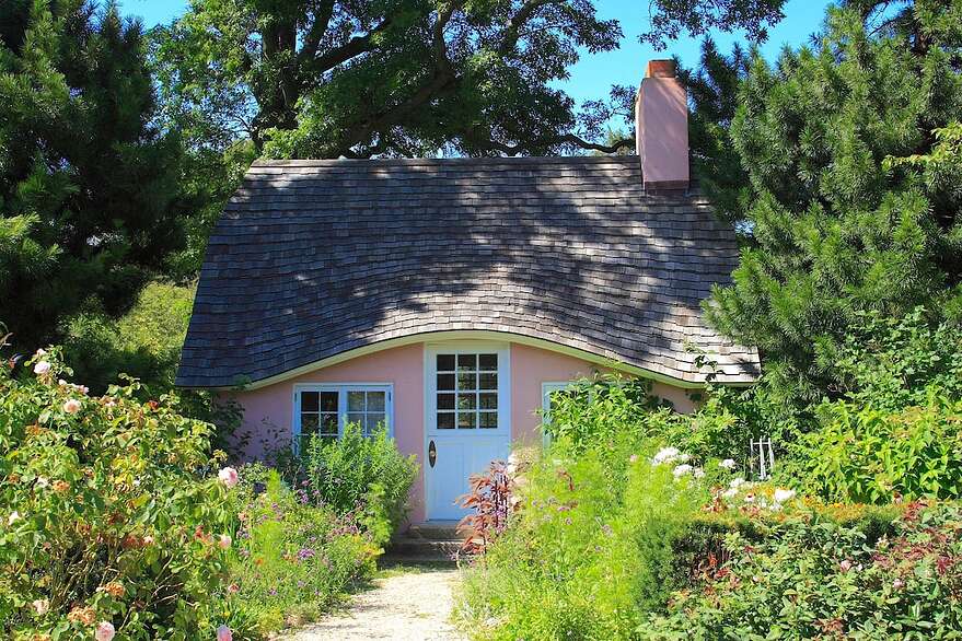 Un jardin de biodiversité à l'avant de la maison.