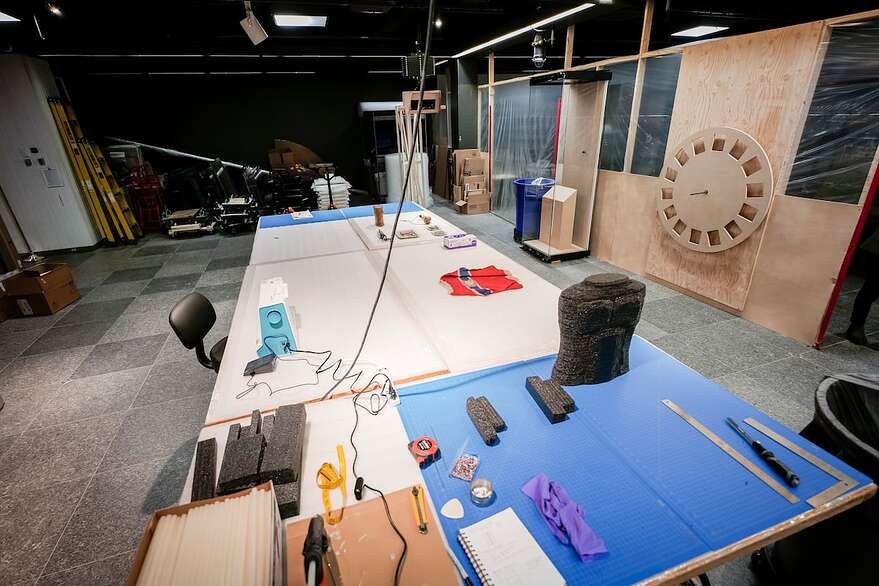 Les techniciens en muséologie travaillent notamment sur un grand îlot, au milieu de leur atelier.