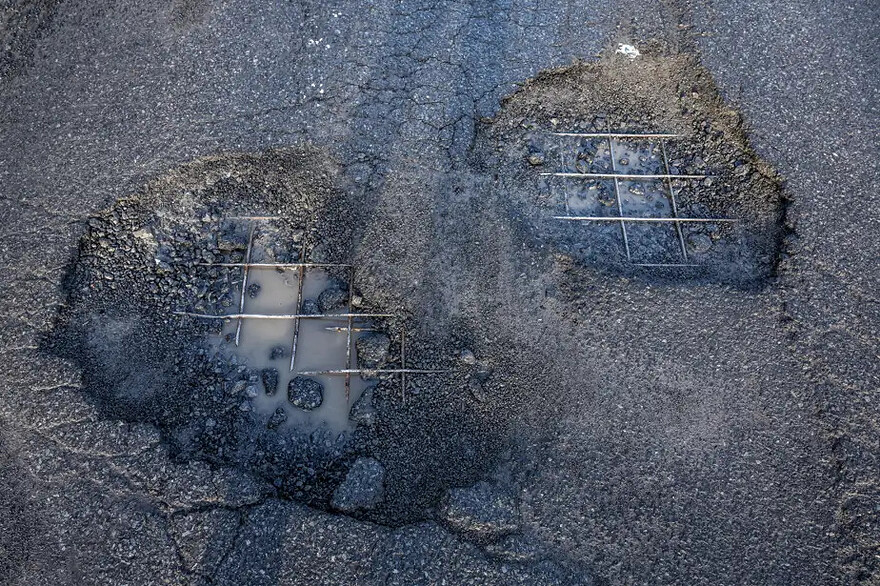 PHOTO JOSIE DESMARAIS, LA PRESSE — Des grilles sont visibles dans ces cratères de la rue Saint-Joseph au coin de Cartier.