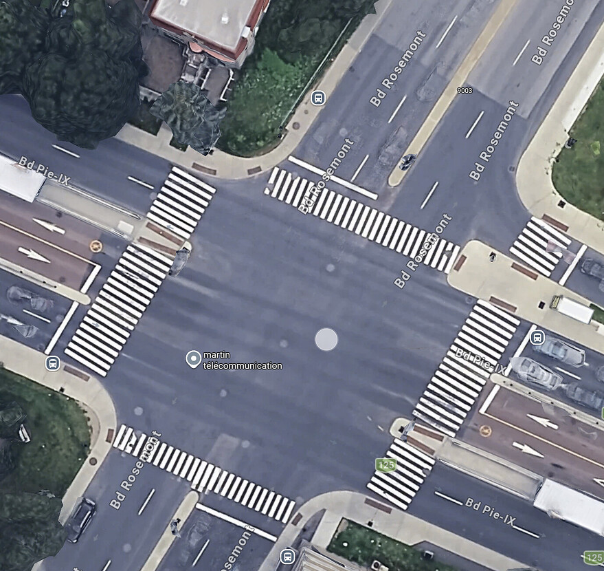 Traverses larges pour traverser Pie-IX à l'intersection de Rosemont, mais pas aussi larges pour traverser Rosemon malgré le même nombre de voies à traverser