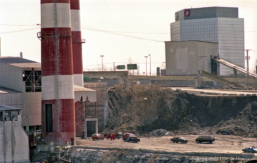 Carrière Miron : dynamitage de la première cheminée. – 17 avril 1988. MTL110-01-1-D003-(17-04-88)-12. Archives de la Ville de Montréal.