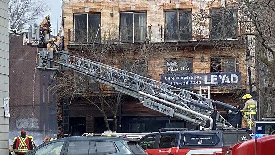 Un incendie a éclaté dans un bâtiment à l’intersection du boulevard Saint-Laurent et de la rue Milton.— Photo : Radio-Canada / BRUNO LAVOIE