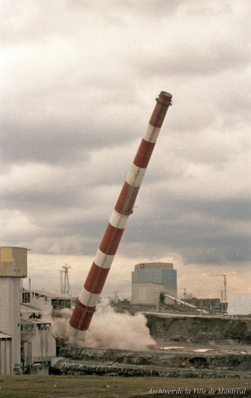 Carrière Miron : dynamitage de la deuxième cheminée. – Mai 1988. MTL110-01-1-D003-(01-05-88)-06. Archives de la Ville de Montréal.