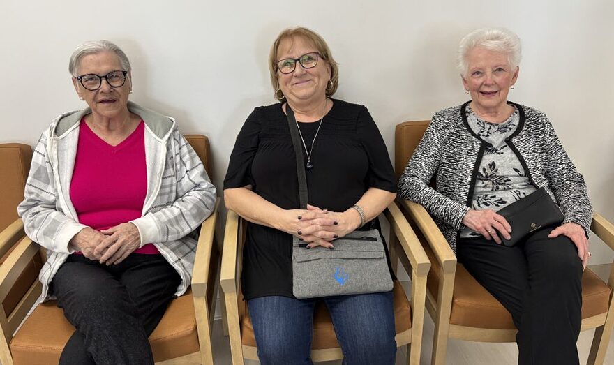 Trois femmes assises