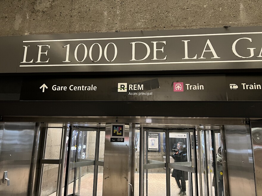 Same sign as above, but under REM saying "Accès principal"