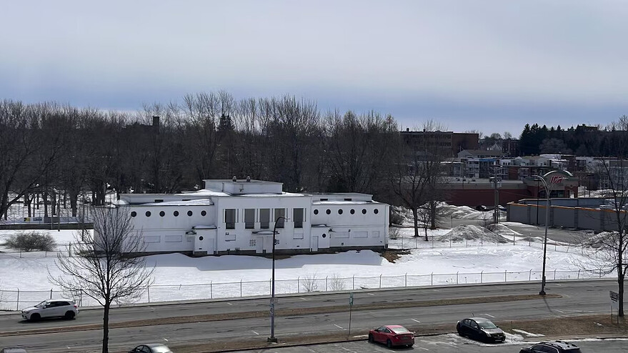 Les travaux pour construire la piscine du parc Antoine-St-Onge sont à l'arrêt en attendant le sort de la vespasienne et du pavillon des baigneurs que devait construire la Ville. (Photo : 7 avril 2026) — Photo : Radio-Canada / Olivier Croteau