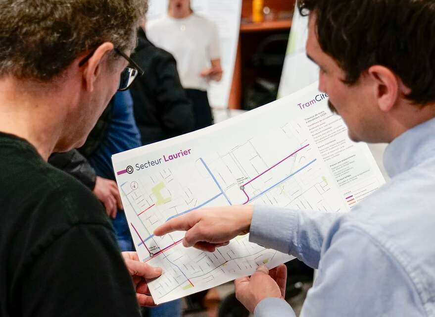 Discussion entre un citoyen et un des employés lors de l'activité portes ouvertes de jeudi.