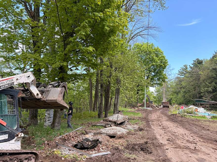 Mardi dernier, lors du passage du <em>Soleil</em>, des ouvriers terminaient la démolition de l'ancien chalet de Frères, qui était mal en point. Ils ont aussi démoli les jardins, la piscine et l'ancien jeu de mini-golf qui avaient été aménagés sur le site.