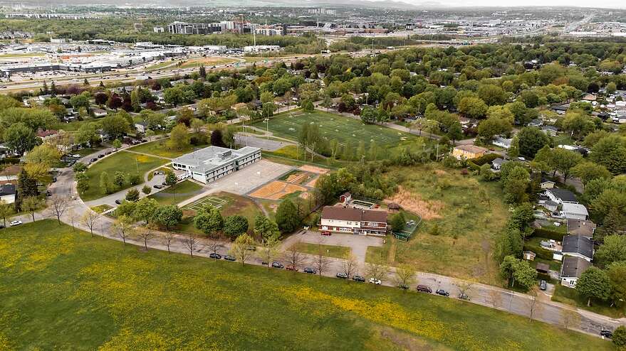 L'immeuble de logements abordables qui devrait prendre place sur Antonin-Marquis sera situé sur le terrain vague situé à droite sur la photo. Le terrain est l'ancien emplacement visé par le défunt projet d'Unitainés.