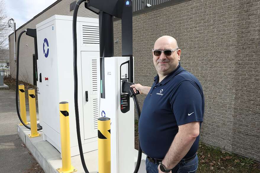 Autant des véhicules que des automobiles peuvent se brancher simultanément à une station Chargepoly. Sur la photo, Jean Nicolas Dupéré, directeur national de Chargepoly.