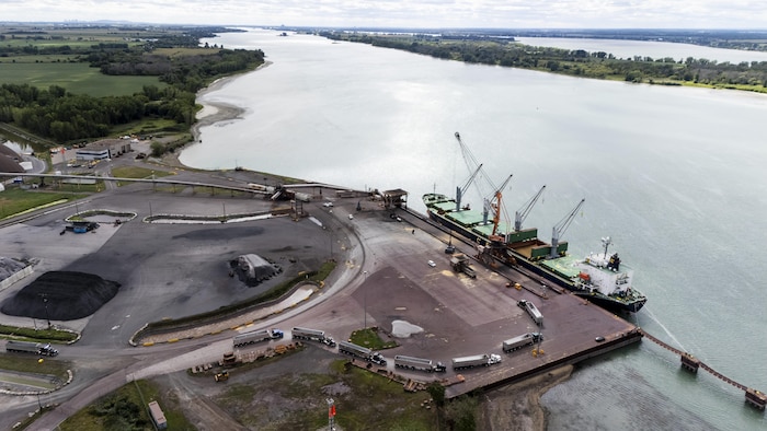 Vue aérienne d'un port.