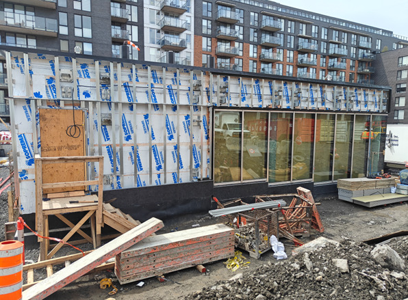 Pavillon: mur extérieur avec grandes fenêtres © Ville de Montréal