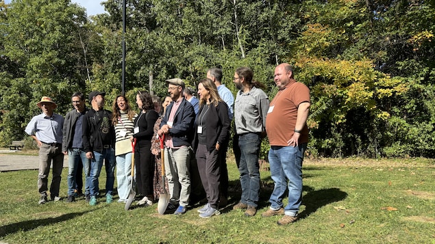 Citoyens et élus étaient réunis samedi pour une plantation d'arbres au boisée Neilson.