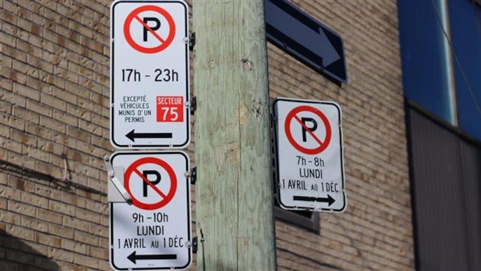 Des panneaux de stationnement à Montréal