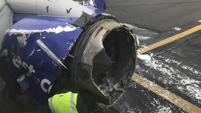 L'avion a dû se poser d'urgence à cause d'un problème de moteur.