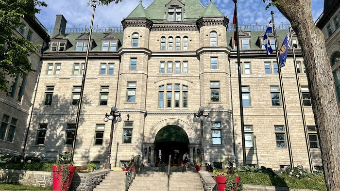 L'hôtel de ville de Québec en été.