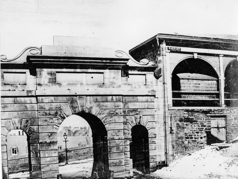 Un aperçu de la porte du Palais il y a plus de 150 ans|800x601.1292719167906